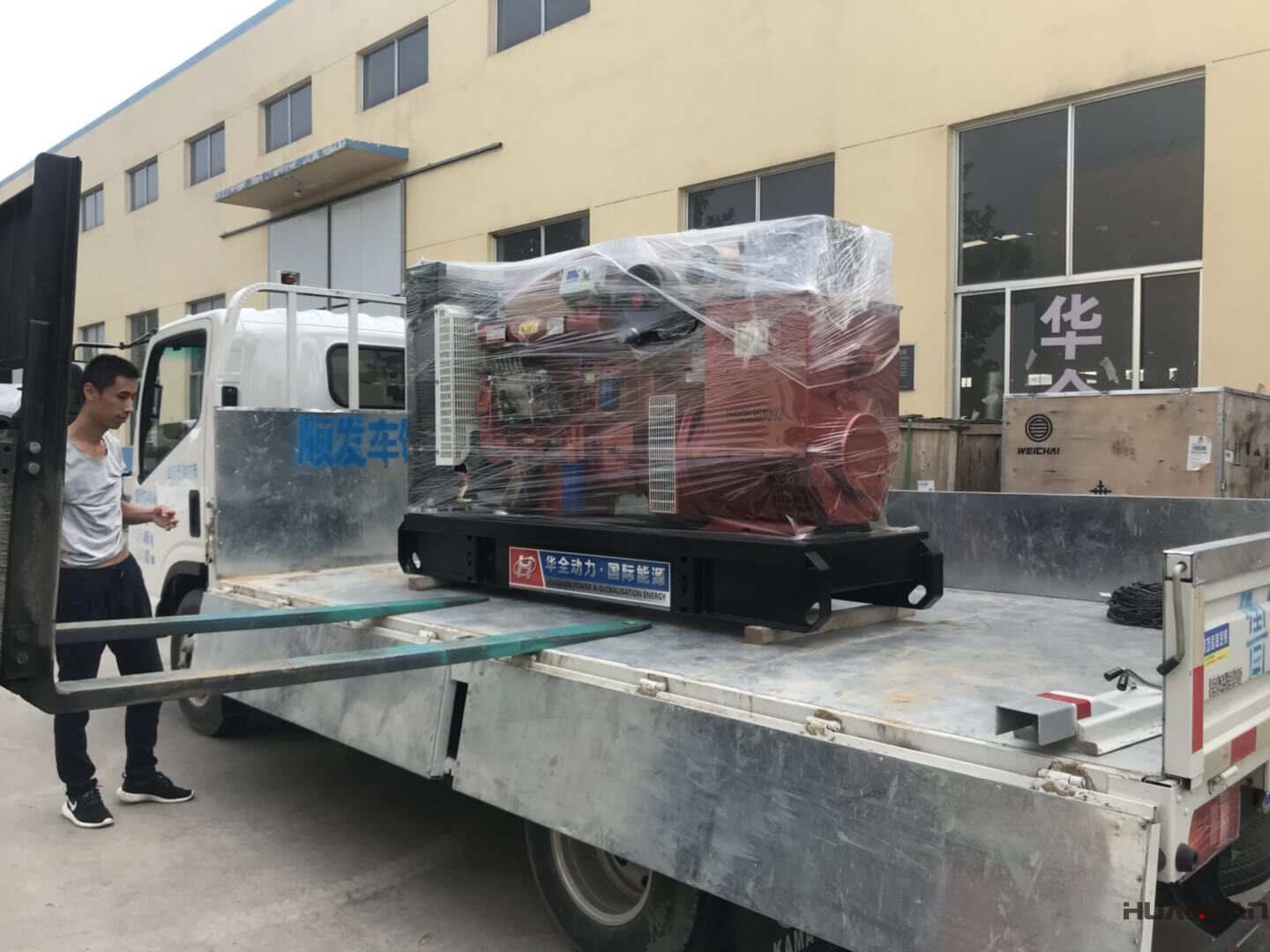 9月5日一臺(tái)100kw標(biāo)配型柴油發(fā)電機(jī)組發(fā)往河南