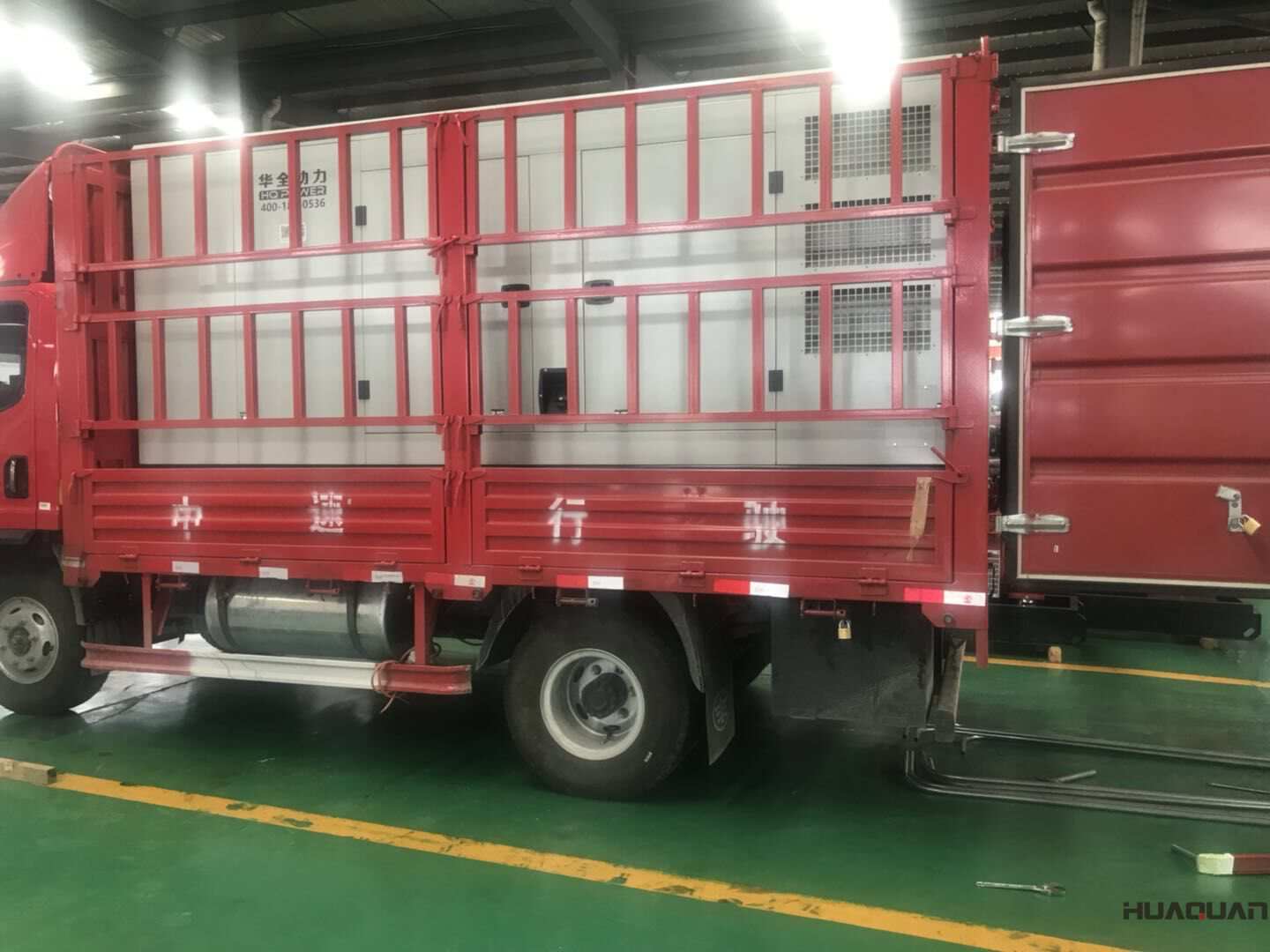 一臺(tái)300kw靜音箱型柴油發(fā)電機(jī)組于9月13日發(fā)往河南